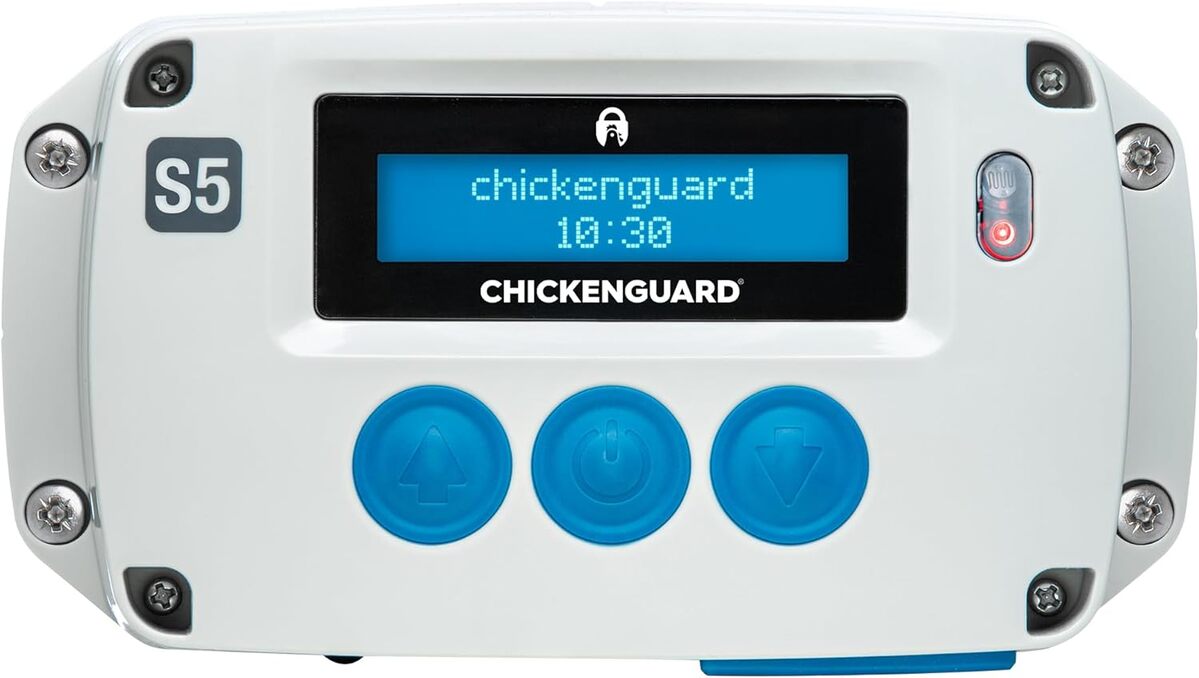 Test du ChickenGuard Pro : porte poulailler automatique à énergie solaire