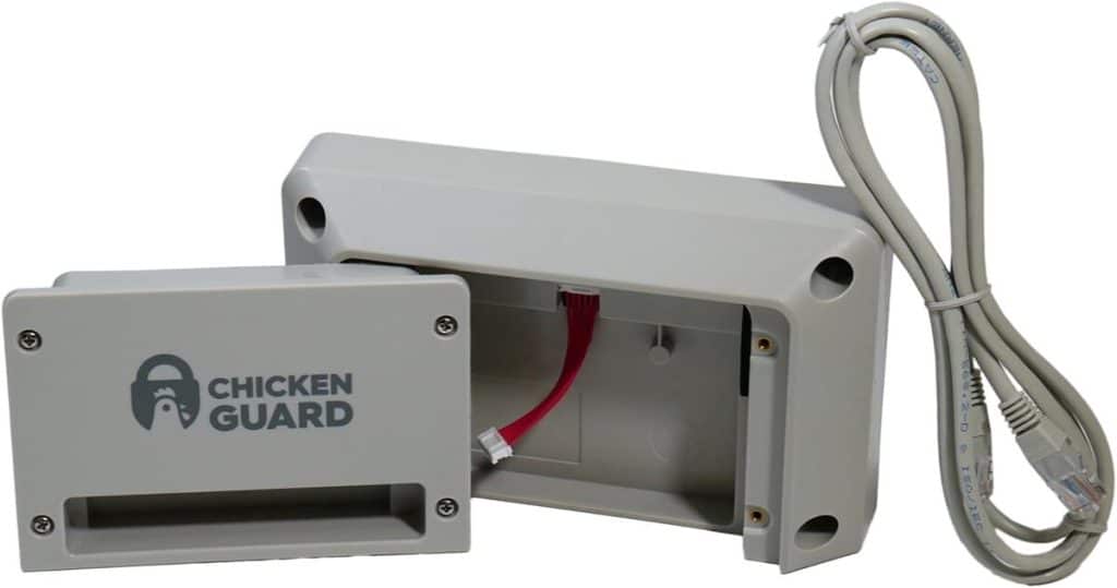 Test ChickenGuard All-in-One : porte poulailler automatisée avec écran LCD et capteur de lumière