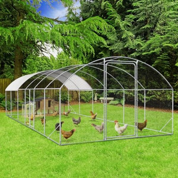 Découvrez l'enclos poulailler dôme IDMarket de 22, 5 m² avec porte latérale : un abri spacieux et sécurisé pour vos poules, combinant praticité et confort.