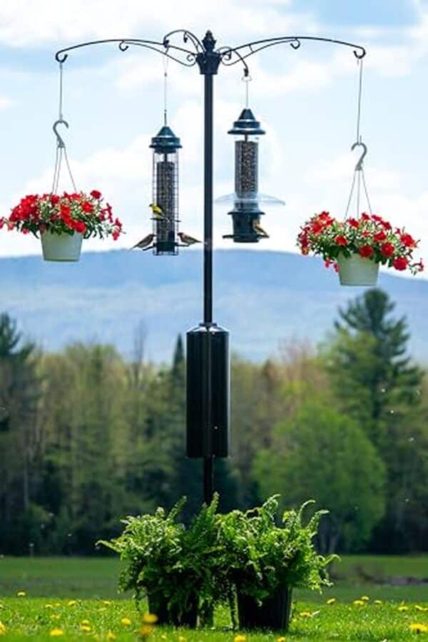 Découvrez le système de mangeoire et pots de fleurs Brome Guardian Pole en noir : une solution élégante pour attirer les oiseaux tout en décorant votre jardin avec style et durabilité. 