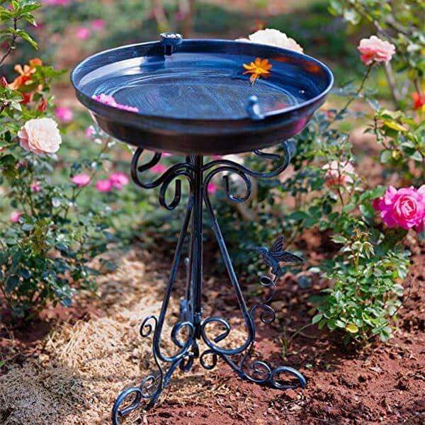 Découvrez notre test détaillé du bain d'oiseaux Vewogarden bleu avec support pliable : fonctionnalités, avantages et avis d'utilisateurs pour un jardin attractif. 